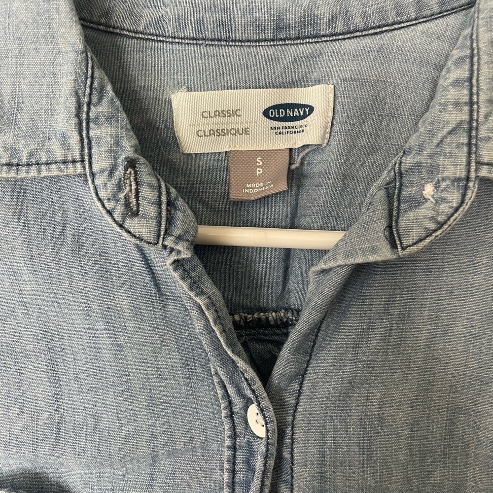 Old navy women’s denim style button down top - Picture 3 of 3